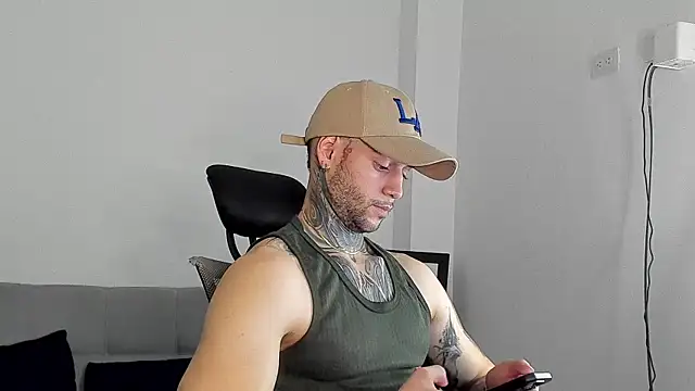 Snapshot of _jamesleandros1 chatting on July 19, 8:01 pm jamesleandros1 online show from July 19, 8:01 pm