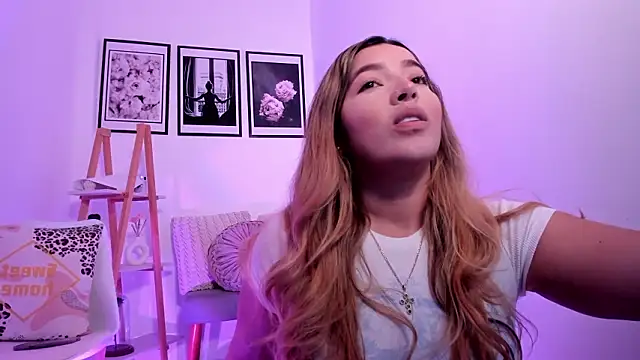 Snapshot of sofihill01 chatting on March 8, 2:15 am sofihill01 online show from March 8, 2:15 am