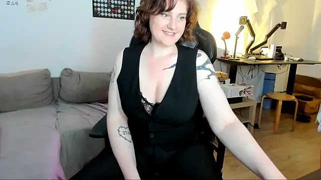 Snapshot of KiraKoval chatting on June 12, 12:15 pm KiraKoval online show from June 12, 12:15 pm