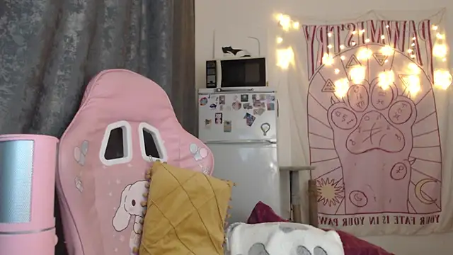 Holy420lolii online show from December 8, 1:25 pm