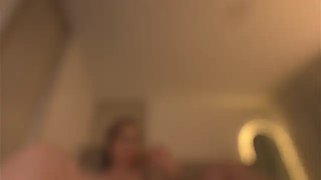 Snapshot of Foxxy222_ chatting on April 6, 4:46 am Foxxy222 online show from April 6, 4:46 am