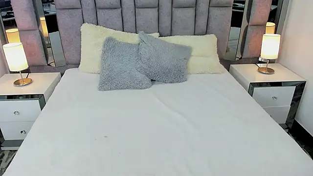 Snapshot of EMMAHILL1 chatting on February 7, 7:17 pm EMMAHILL1 online show from February 7, 7:17 pm