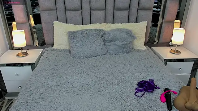 Snapshot of EMMAHILL1 chatting on March 1, 6:11 pm EMMAHILL1 online show from March 1, 6:11 pm