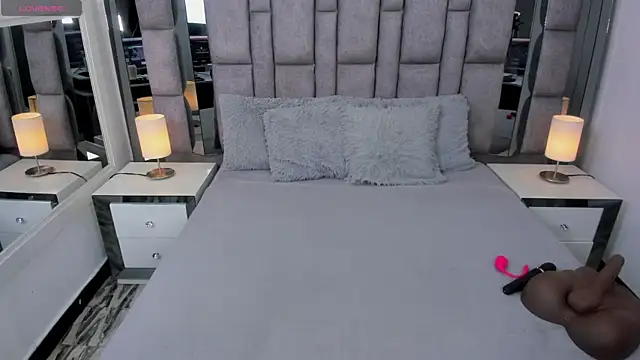 Snapshot of EMMAHILL1 chatting on October 5, 12:58 pm EMMAHILL1 online show from October 5, 12:58 pm