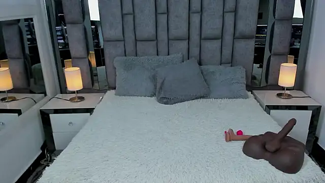 Snapshot of EMMAHILL1 chatting on December 15, 11:03 am EMMAHILL1 online show from December 15, 11:03 am