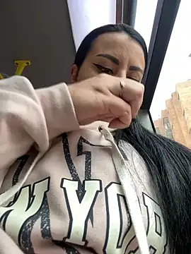 Abril Luv online show from February 20, 12:15 pm