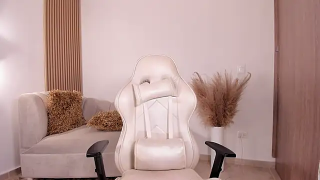 wandathompson  online show from December 11, 2:22 pm