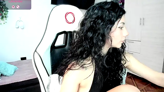 Gisell1501997 online show from April 26, 4:26 pm