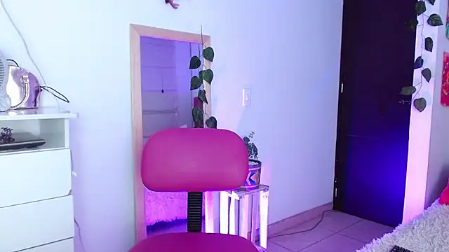 Snapshot of alisseallie chatting on December 4, 1:47 am alisseallie online show from December 4, 1:47 am