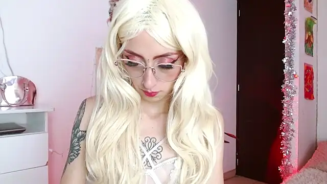 Snapshot of alisseallie chatting on December 10, 4:34 am alisseallie online show from December 10, 4:34 am