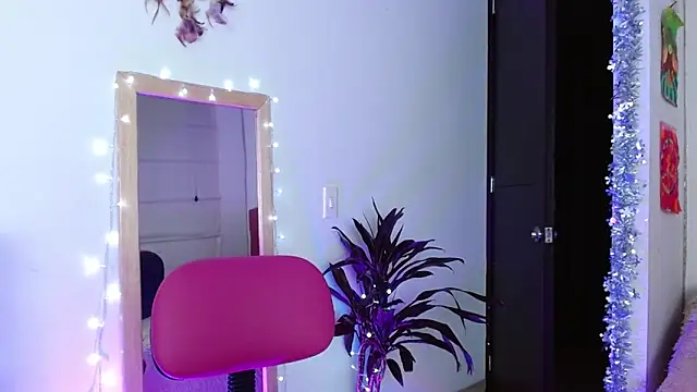 Snapshot of alisseallie chatting on December 20, 3:36 am alisseallie online show from December 20, 3:36 am