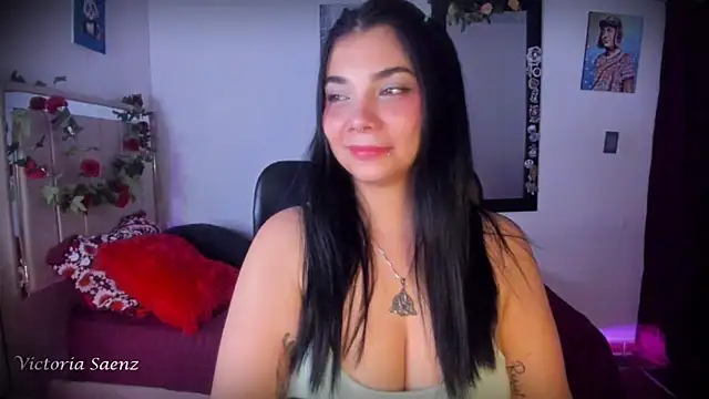victoriaasaenz  online show from July 1, 12:01 am
