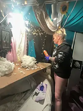 Snapshot of SummerBlueMoon chatting on March 4, 3:34 am SummerBlueMoon online show from March 4, 3:34 am