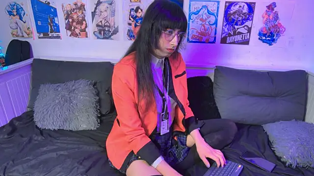 snowblack  online show from June 6, 4:44 pm