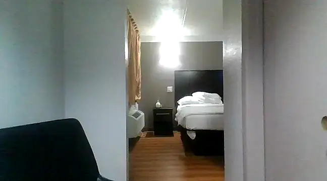 Snapshot of SlimBeenBadd1981 chatting on December 2, 1:36 am SlimBeenBadd1981 online show from December 2, 1:36 am