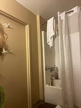 Snapshot of SlimBeenBadd1981 chatting on December 10, 1:55 pm SlimBeenBadd1981 online show from December 10, 1:55 pm