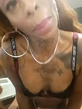 Snapshot of SlimBeenBadd1981 chatting on December 19, 6:53 am SlimBeenBadd1981 online show from December 19, 6:53 am