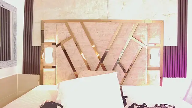 Athenea Mills online show from October 4, 6:50 pm