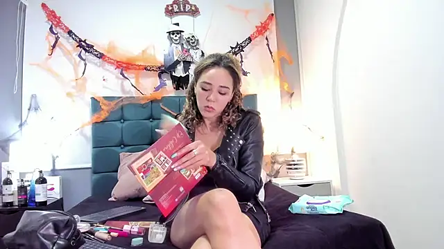 Snapshot of charlott_lens chatting on October 25, 9:28 am charlott lens online show from October 25, 9:28 am