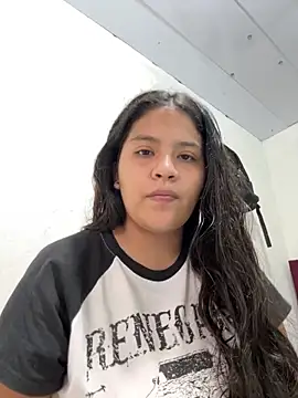 moncerrat luna online show from May 18, 9:20 pm