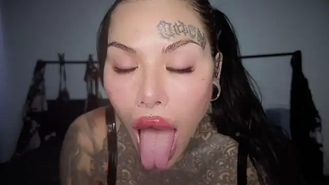 Snapshot of claudiacvc95 chatting on April 5, 2:53 am claudiacvc95 online show from April 5, 2:53 am