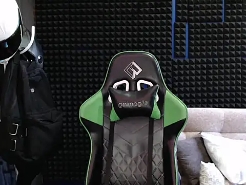 Snapshot of Curly_Angel24 chatting on October 19, 10:32 pm Curly Angel24 online show from October 19, 10:32 pm