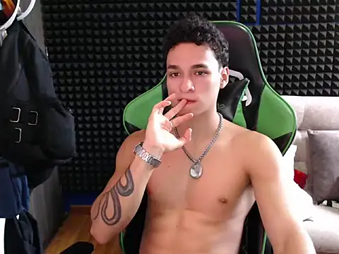 Snapshot of Curly_Angel24 chatting on October 26, 9:53 pm Curly Angel24 online show from October 26, 9:53 pm