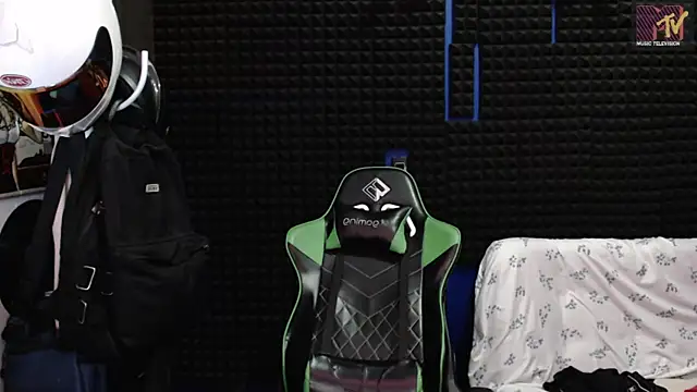 Snapshot of Curly_Angel24 chatting on November 26, 12:44 am Curly Angel24 online show from November 26, 12:44 am