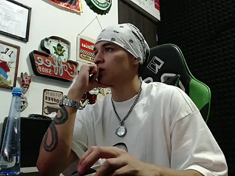 Snapshot of Curly_Angel24 chatting on November 30, 1:20 am Curly Angel24 online show from November 30, 1:20 am