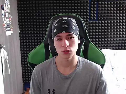 Snapshot of Curly_Angel24 chatting on December 1, 5:29 pm Curly Angel24 online show from December 1, 5:29 pm