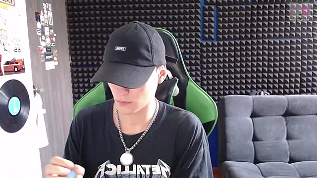 Snapshot of Curly_Angel24 chatting on December 14, 10:03 pm Curly Angel24 online show from December 14, 10:03 pm