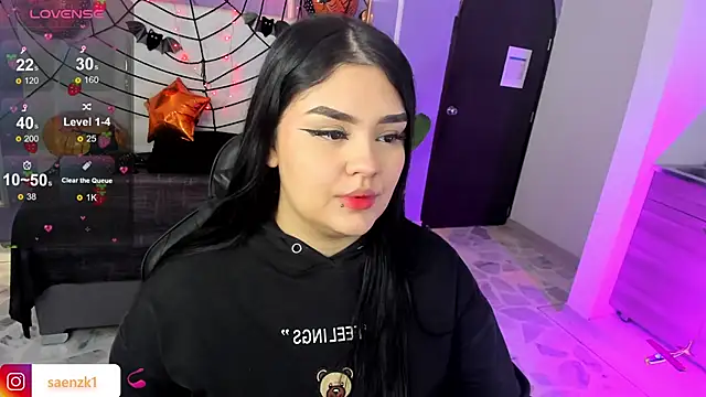 martinasaez online show from October 18, 8:09 pm