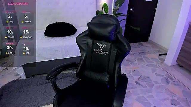 martinasaez online show from December 13, 8:36 pm