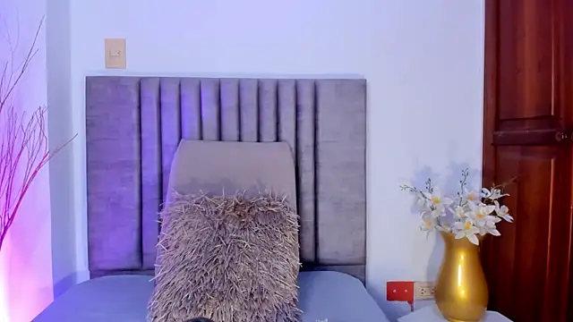 NoraDasilva online show from December 12, 12:05 am