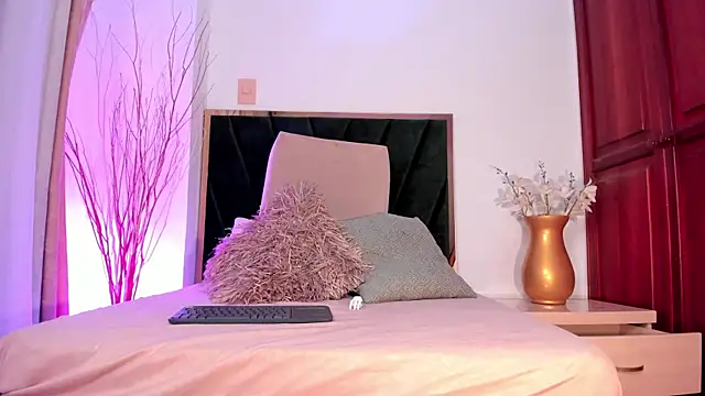 NoraDasilva online show from March 21, 12:40 am