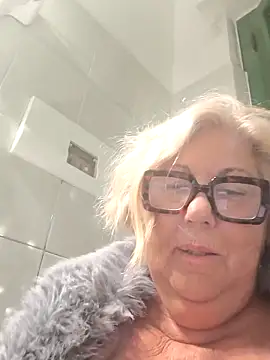Snapshot of Merilulla chatting on April 19, 12:43 am Merilulla online show from April 19, 12:43 am