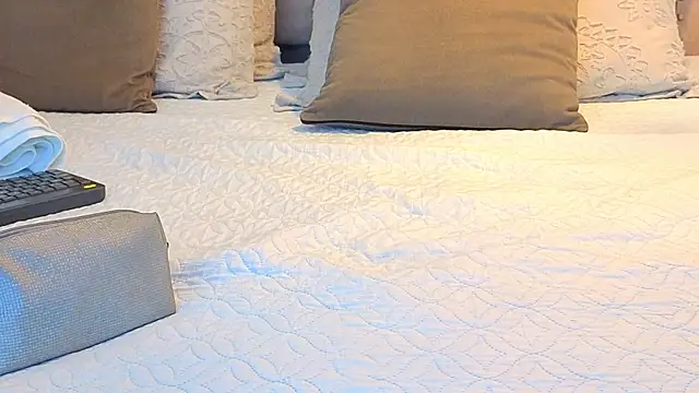 KeryHillson online show from November 6, 1:12 pm