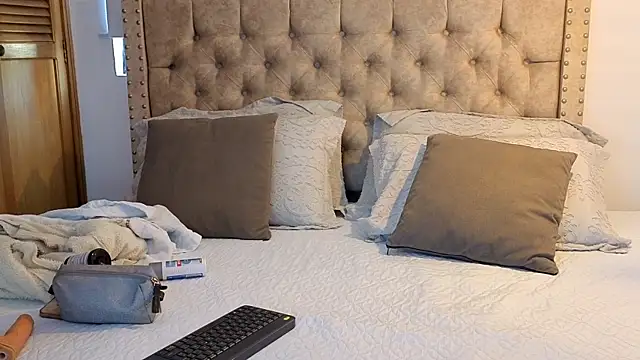 KeryHillson online show from January 18, 1:59 pm