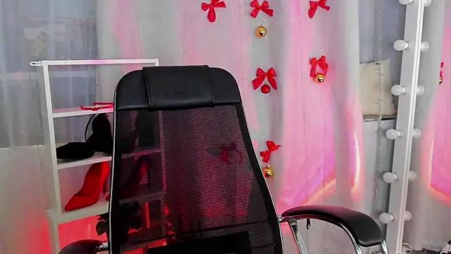 Snapshot of MipsyMipson chatting on December 21, 11:22 am MipsyMipson online show from December 21, 11:22 am