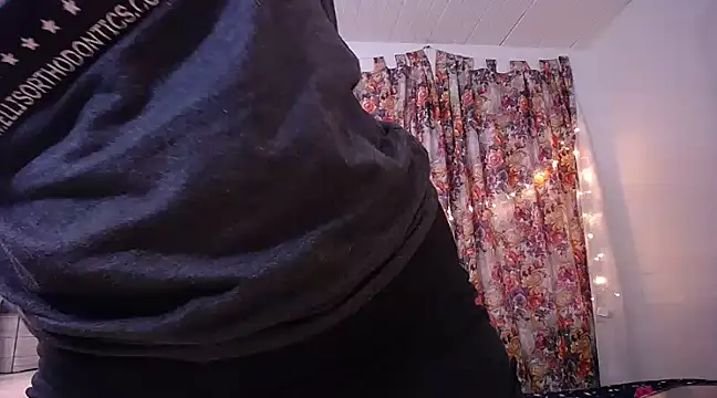 yselahot online show from February 18, 3:32 pm