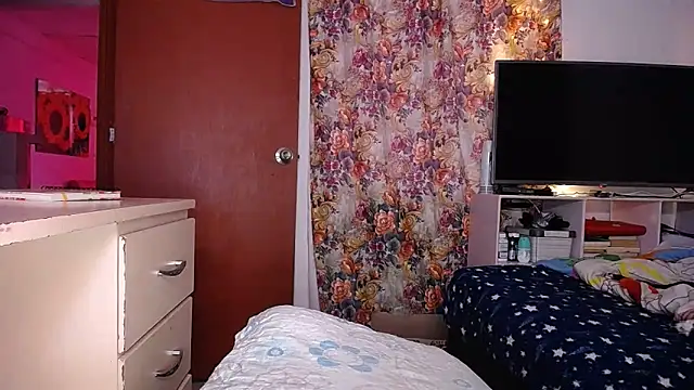 yselahot online show from March 7, 8:22 pm