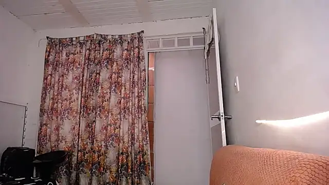 yselahot online show from October 11, 4:16 pm