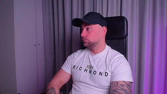 Snapshot of DuncanStone chatting on April 9, 6:19 am DuncanStone online show from April 9, 6:19 am