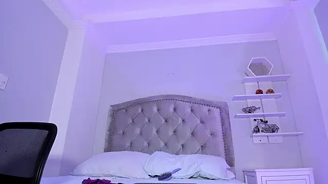 Snapshot of CamileHolmes chatting on February 9, 8:44 am CamileHolmes online show from February 9, 8:44 am