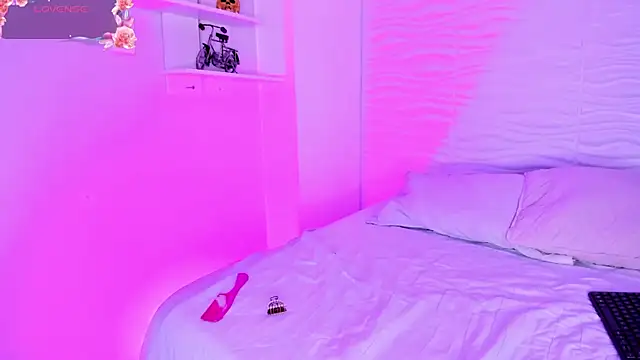 Snapshot of CamileHolmes chatting on October 18, 6:16 am CamileHolmes online show from October 18, 6:16 am