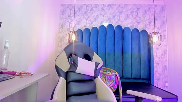 nalalye cruzz  online show from September 18, 2:02 am