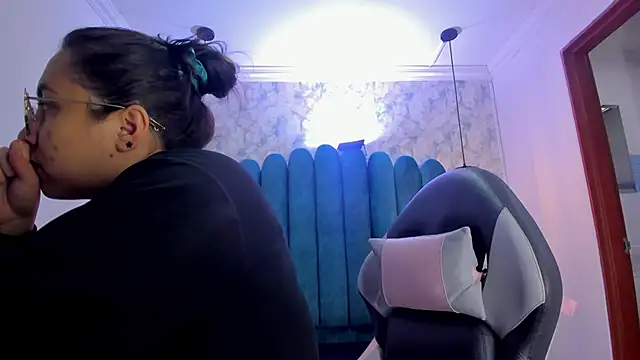 nalalye cruzz  online show from December 21, 2:41 am