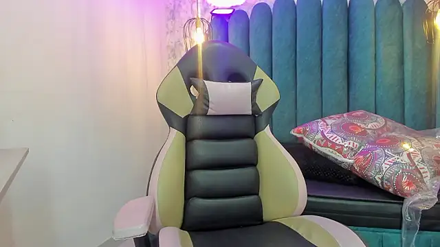 nalalye cruzz  online show from March 18, 2:26 am