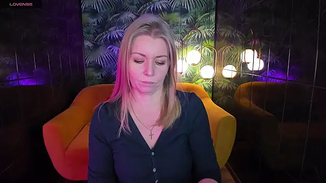 Snapshot of Annie_Light chatting on December 5, 8:55 am Annie Light online show from December 5, 8:55 am