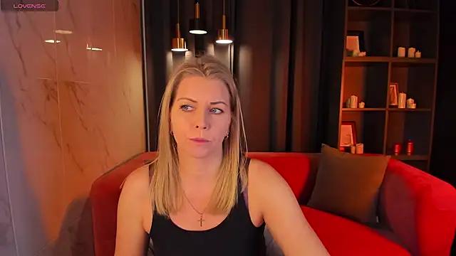 Snapshot of Annie_Light chatting on December 10, 5:39 am Annie Light online show from December 10, 5:39 am